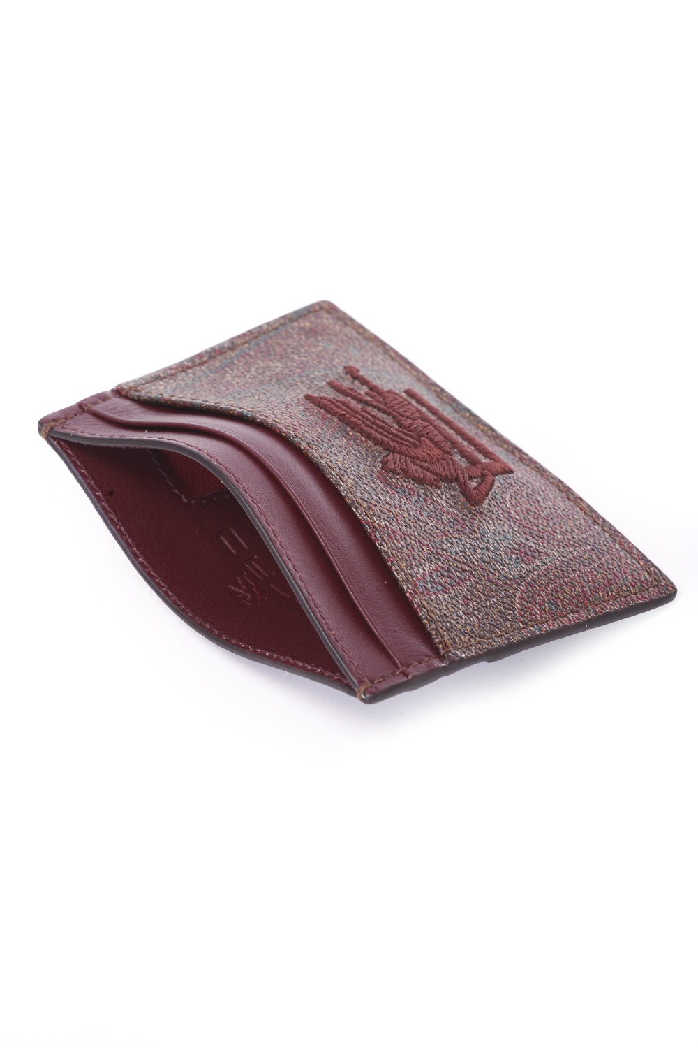 shop ETRO  Portacarte: Etro porta carte realizzato nell'iconico tessuto Paisley jacquard, decorato dal logo ETRO Pegaso ricamato a filo.
Dimensioni: 10,5 x 8 cm.
Esterno: Tessuto di cotone Paisley jacquard spalmato con grana opaca e doppiato in tela.
Retro: 100% cotone.
Dettagli in PVC.
Finiture: 100% pelle di vitello.
Ricami: 100% poliestere.
Interno: 100% pelle di vitello.
Fodera: 100% nylon.
Cinque spazi porta carte.
Made in Italy.. 1H769 7863-0600 number 6619483